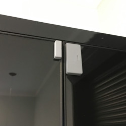 Sensor de abertura cinza em porta de vidro