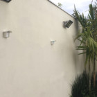 dois sensores externos fixados na parede paralelos